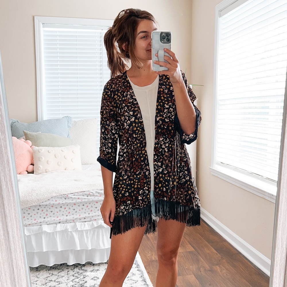 (maurices) black fringe flowy floral print short sleeve transition whimsy kimono